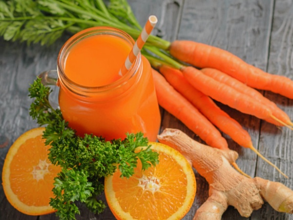 Jugo de Perejil y jengibre con naranja y zanahoria Jugo de Perejil y jengibre con naranja y zanahoria