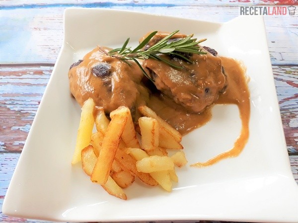 Ración de Carrilleras acompañada de patatas fritas