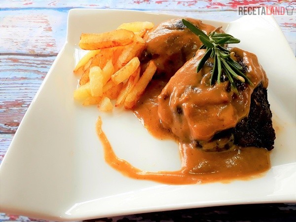 Ración de Carrilleras acompañada de patatas fritas