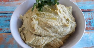 Bol con el humus de aguacate recién hecho