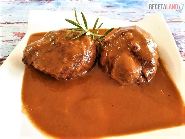 Carrilleras de cerdo al vino tinto con pimientos