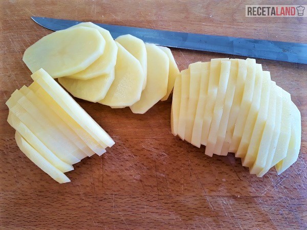 Patatas cortadas finas a mano
