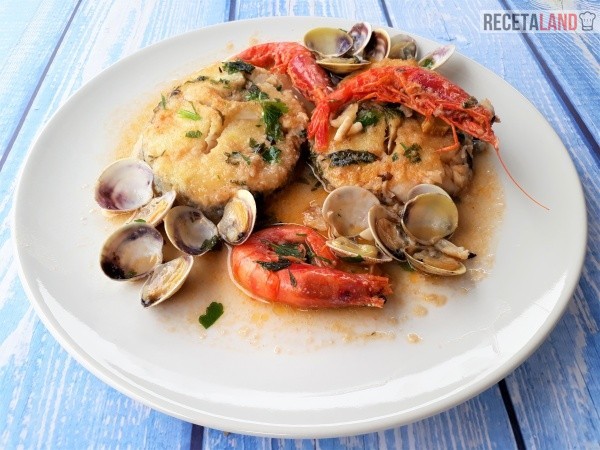 Merluza en salsa con almejas y gambas