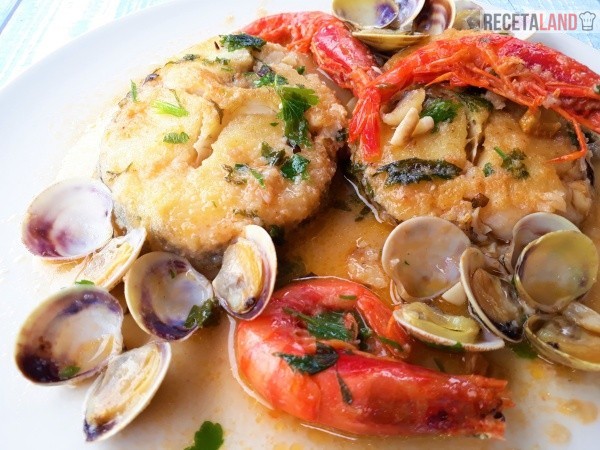 Merluza en salsa con almejas y gambas