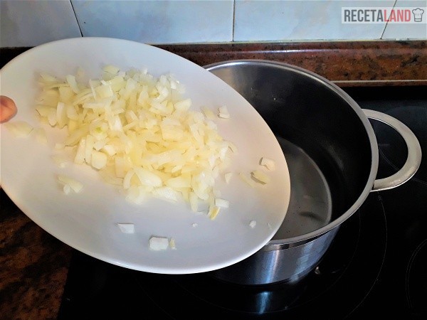 Añadiéndole la cebolla