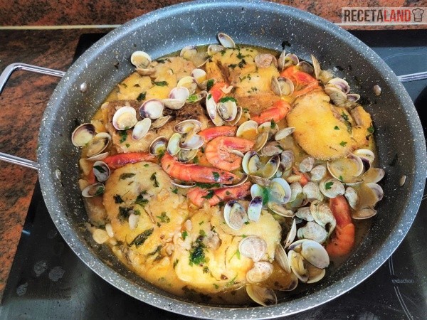 Merluza en salsa con almejas y gambas reposando