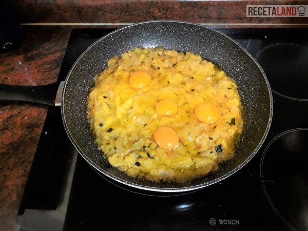 Echándole los huevos una vez hecho el frito