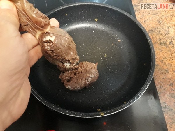 Desmenuzando la morcilla de cebolla