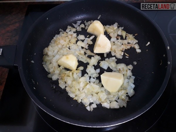 Sofriendo la cebolla con la patata