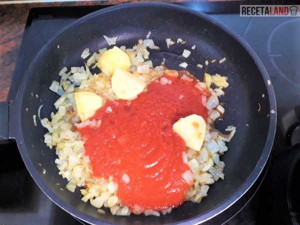 Añadiéndole al sofrito el tomate rallado o triturado