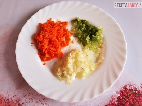 Zanahoria, cebolla y el apio rallados