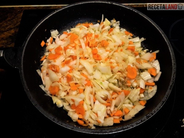 Friendo la cebolla y zanahoria