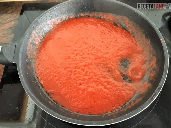 Friendo el tomate triturado