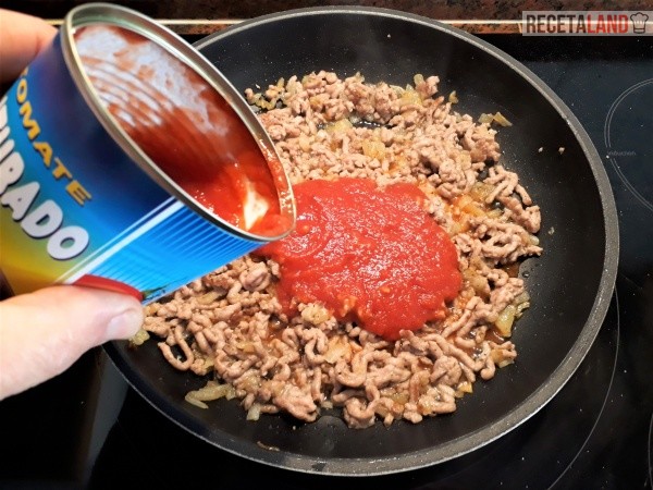 Añadiéndole el tomate