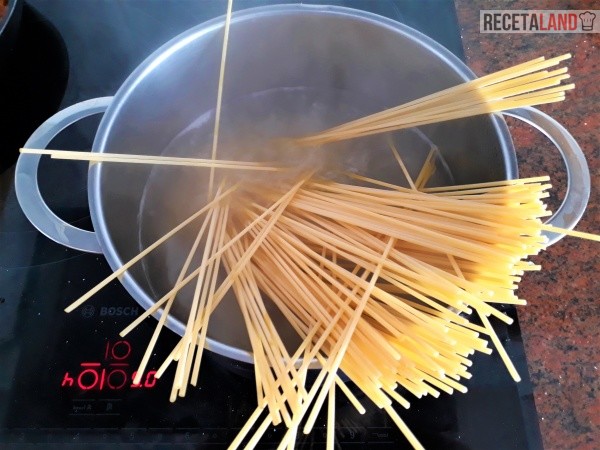 Echando los Espaguetis a la olla