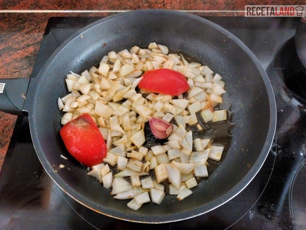 Pochando la cebolla con el pimiento rojo