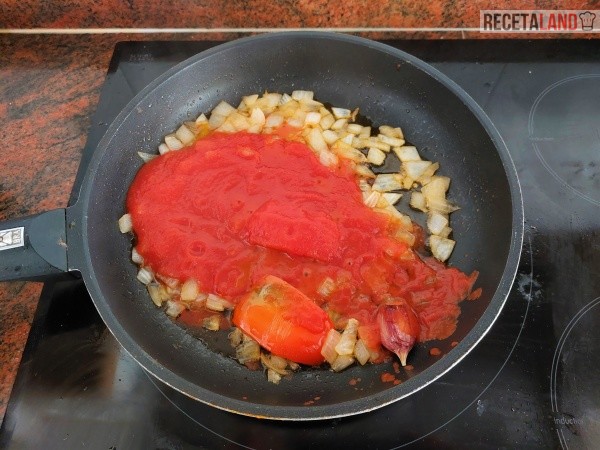 Echándole el tomate triturado