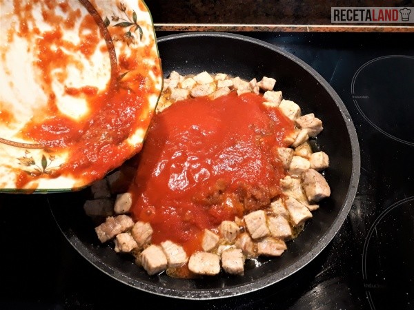 Añadiéndole el tomate a la carne o magro