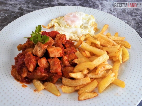 Magra con tomate, pimientos, berenjenas, patatas y huevo frito