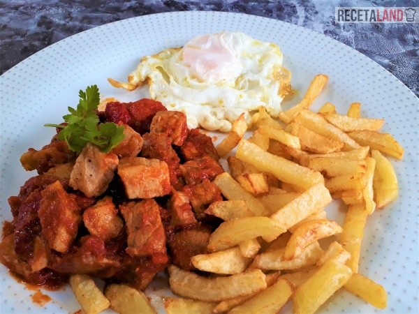 Magra con tomate, pimientos, berenjenas, patatas y huevo frito