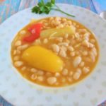 Plato de habichuelas blancas con verduras