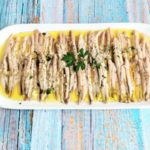 Boquerones en vinagre con ajos, orégano y perejil