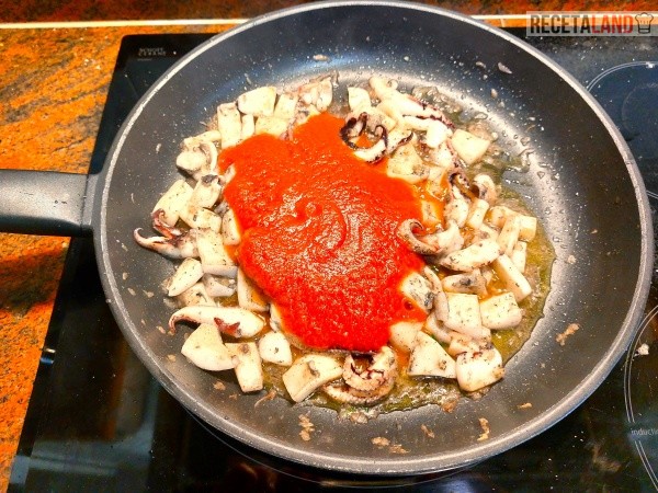 Añadiéndole el tomate al sofrito