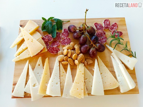 Tabla de Quesos con espetec, almendras y uva