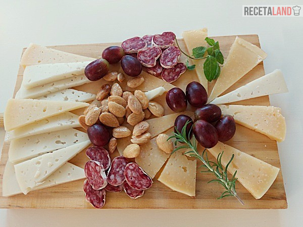 Tabla de Quesos con espetec, almendras y uva