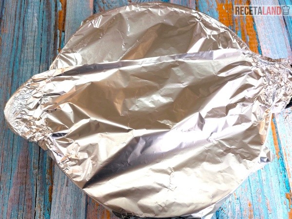 Paella reposando tapada con papel aluminio