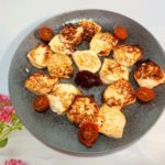 Queso fresco en plancha con un poquito de mermelada y tomatitos Cherry