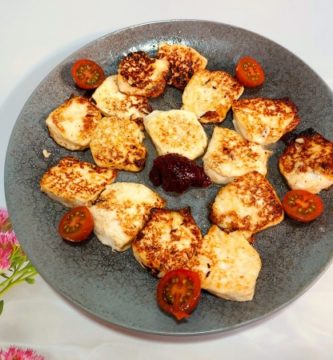 Queso fresco en plancha con un poquito de mermelada y tomatitos Cherry