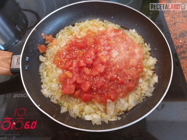 Sofriendo el tomate con la cebolla