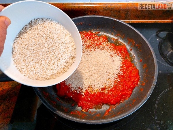 Añadiendo el arroz al tomate