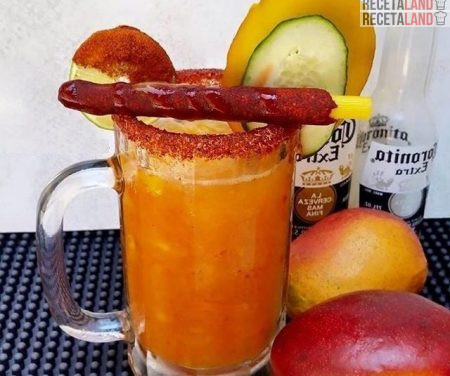 Michelada de mango preparada y decorada