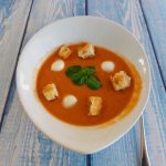 Bol con Sopa de Tomate y Albahaca fresca y bolitas de Mozzarella y cuscurros de pan