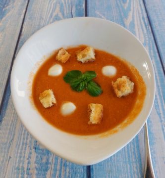 Bol con Sopa de Tomate y Albahaca fresca y bolitas de Mozzarella y cuscurros de pan