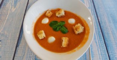 Bol con Sopa de Tomate y Albahaca fresca y bolitas de Mozzarella y cuscurros de pan