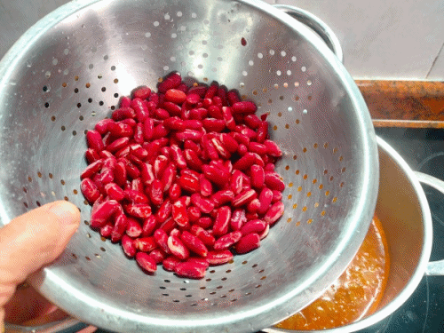 Echando las Alubias a la Olla