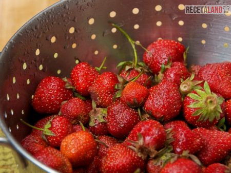 Lavando las fresas bien para la mermelada casera