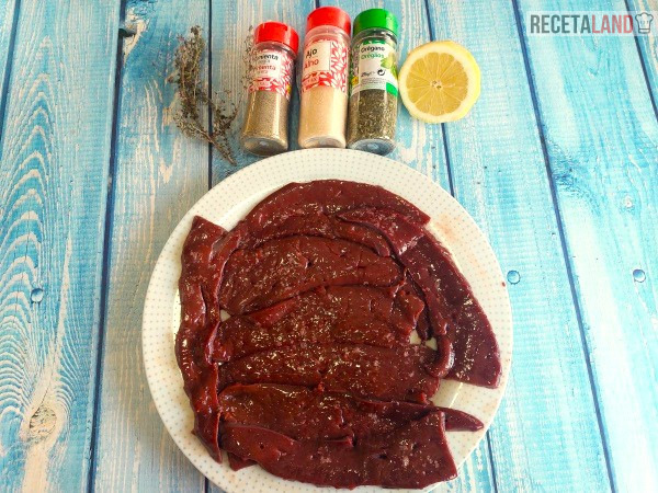 Filetes de hígado de Ternera con ingredientes para macerarlos