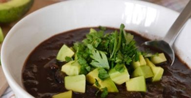 Frijoles Negros servidos con aguacate y cilantro