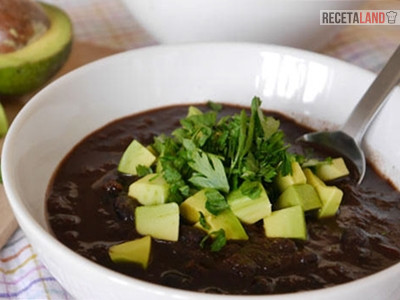 Frijoles Negros servidos con aguacate y cilantro