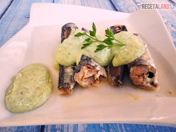 Sardinas de lata en aceite de oliva con salsa verde