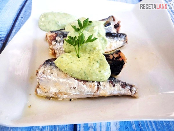 Sardinas de lata en aceite de oliva con salsa verde