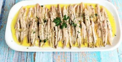 Boquerones en vinagre con ajos, orégano y perejil