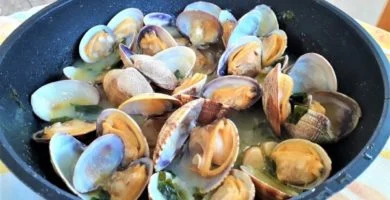 Almejas al Ajillo